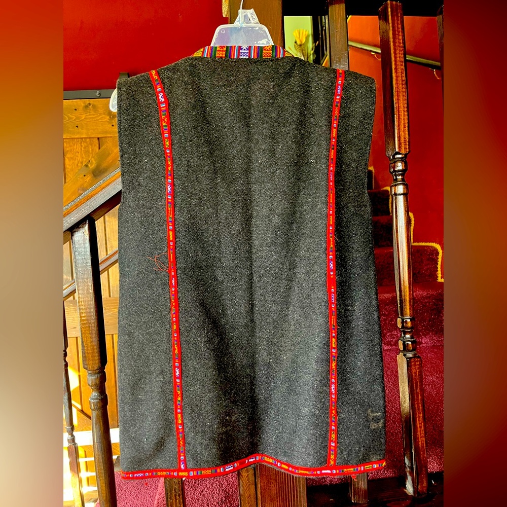 Woolen unisex Tibetan vest. Handmade in India. Like new! - Picture 3 of 4